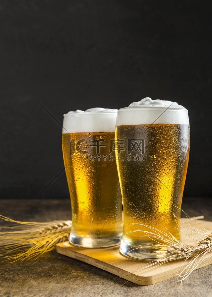 前视图玻璃啤酒与小麦