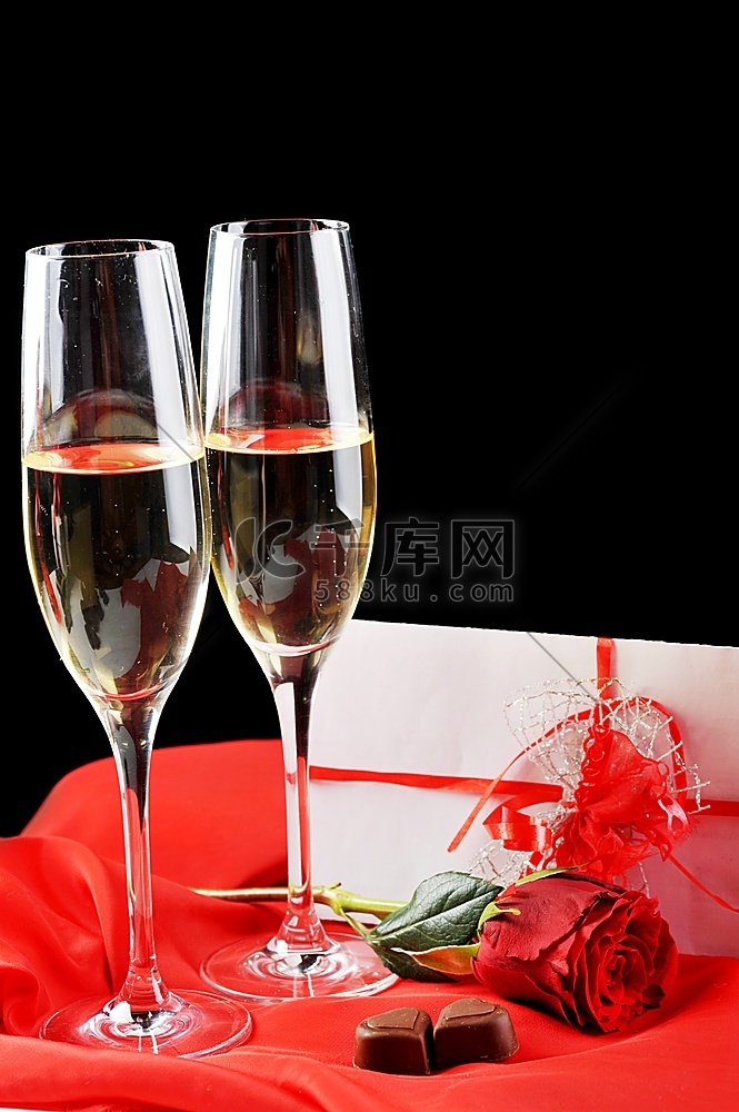 美丽的玫瑰、香槟和带着丝带的信