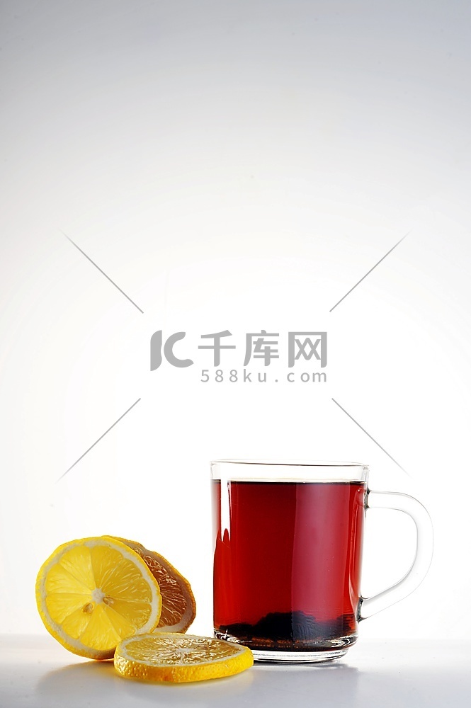 满满一杯茶和柠檬关门