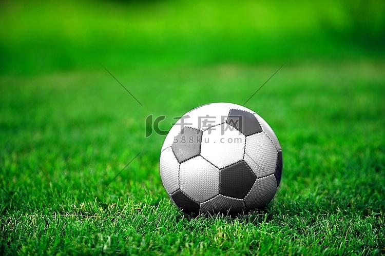 绿草地上的足球。夏日与急性；S