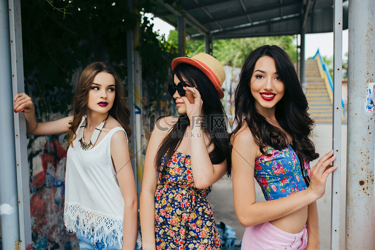 三个年轻漂亮的女孩在公共汽车站