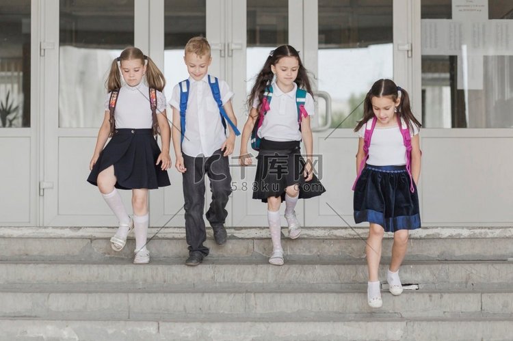 孩子们走在学校的台阶上