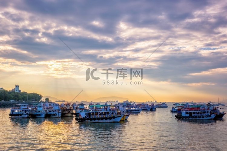 旅游船在海上的日出在孟买，马哈