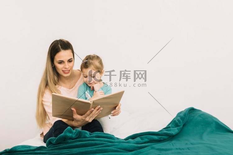 母亲读书女儿床