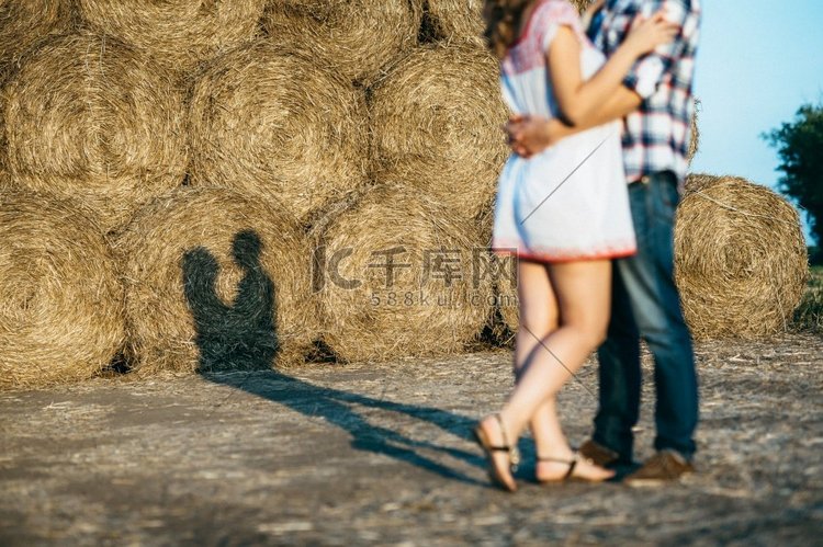 一个男人和一个女孩在圆圆的干草