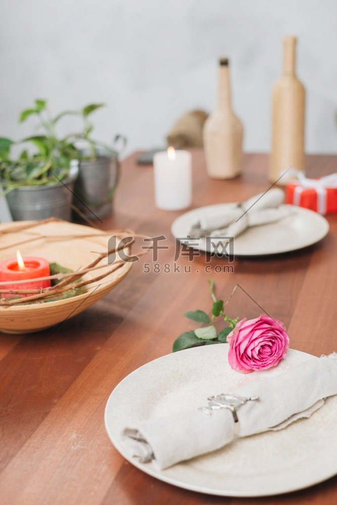 浪漫晚餐与玫瑰