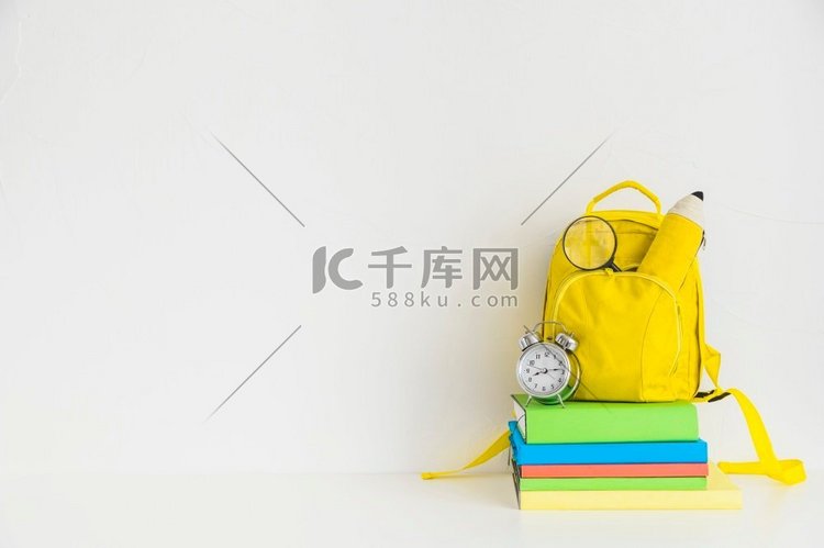 黄色背包笔记本创意工作区