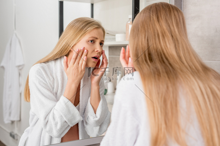 有皮肤问题的成人怀孕妇女通过镜