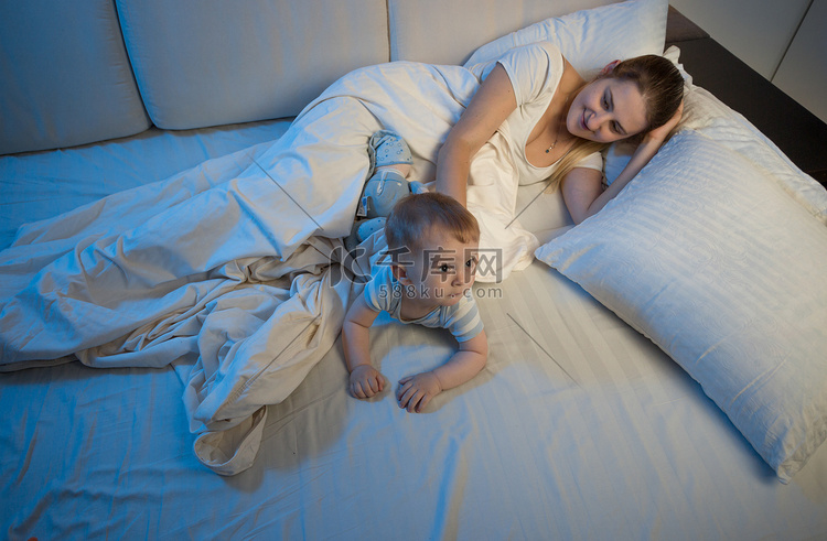 年轻的母亲和她的宝贝儿子在床上