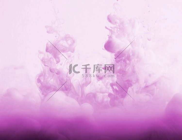 抽象的紫色云雾。高分辨率照片。