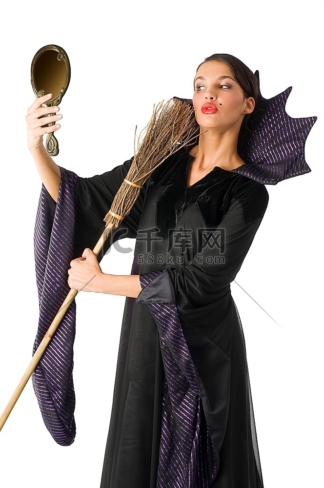 女巫把扫帚当美容刷玩