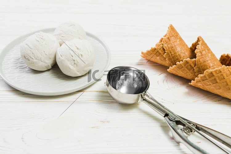 在冰淇淋球旁边舀一勺华夫饼甜筒