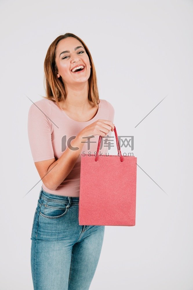 快乐的女人与纸袋