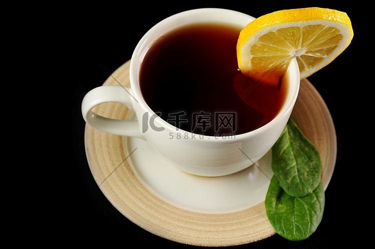 一杯加柠檬和绿叶的红茶