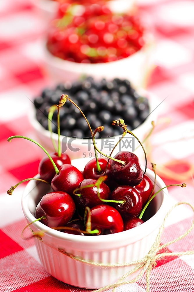 野生浆果在碗-蓝莓，樱桃，草莓