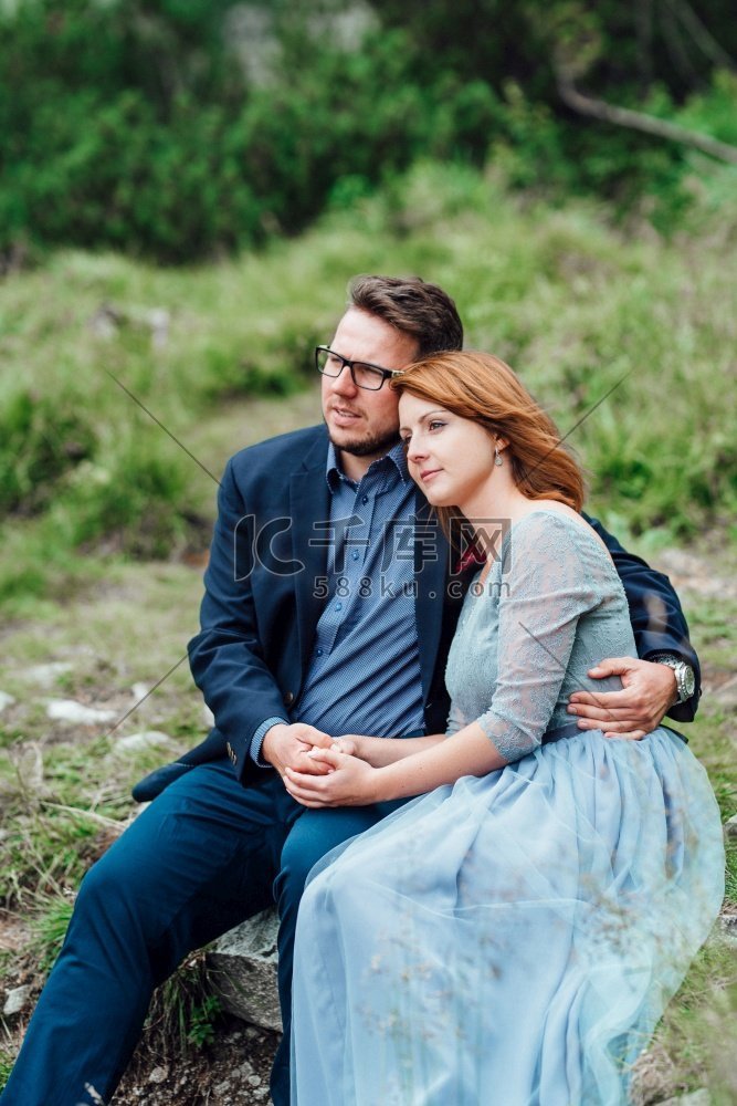 一对年轻夫妇在喀尔巴阡山环绕的
