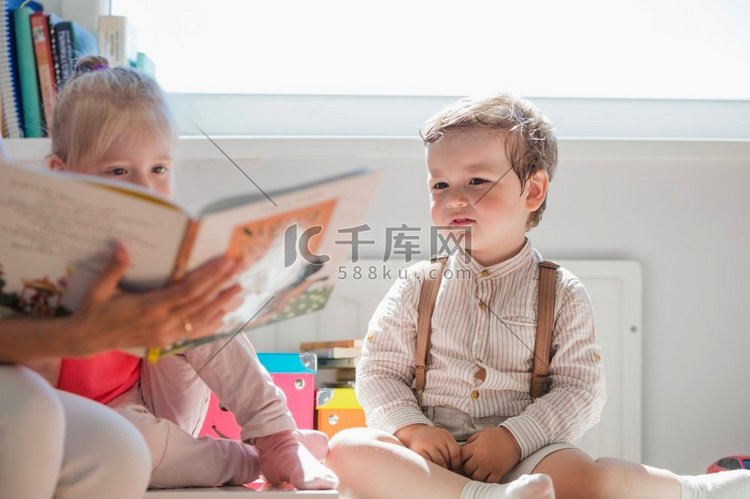 孩子们坐着看书