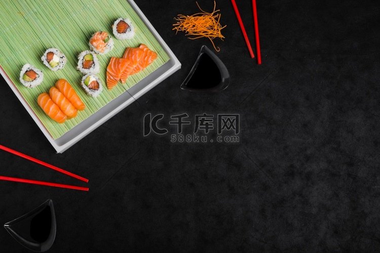 俯视图寿司卷磨碎的胡萝卜红筷子