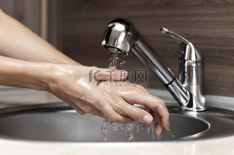 妇女洗手水槽。分辨率和高质量的