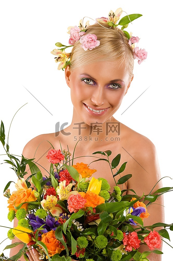 年轻的金发女子头上戴着鲜花，胳
