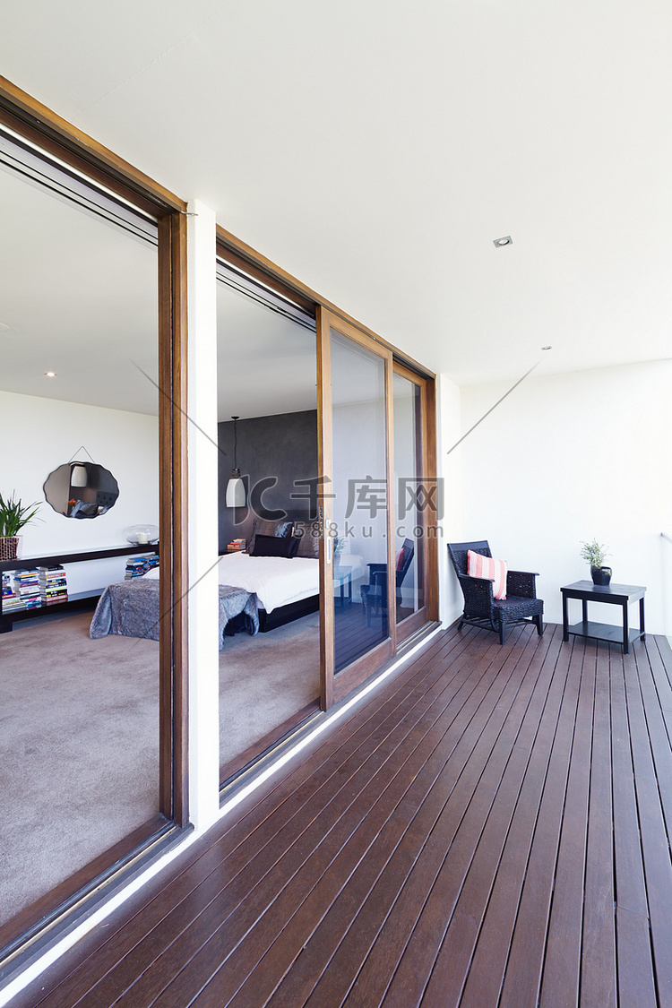 主卧室和阳台在澳大利亚的豪宅