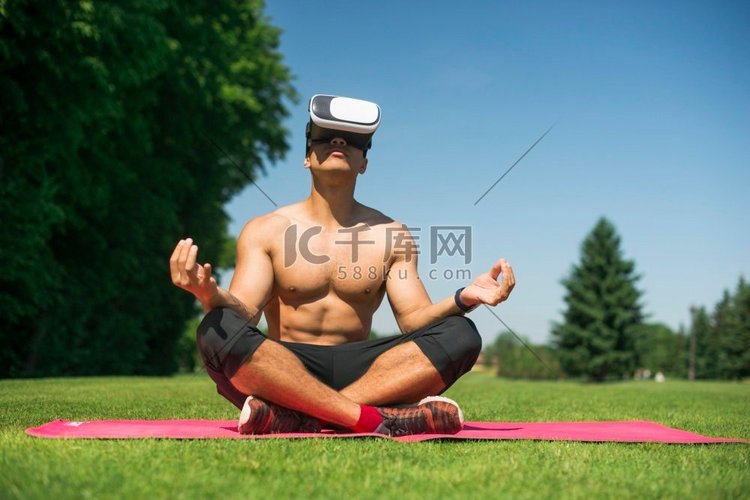 在户外使用虚拟现实眼镜的运动员