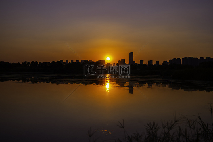 洋湖夕阳建筑公园倒影摄影图配图