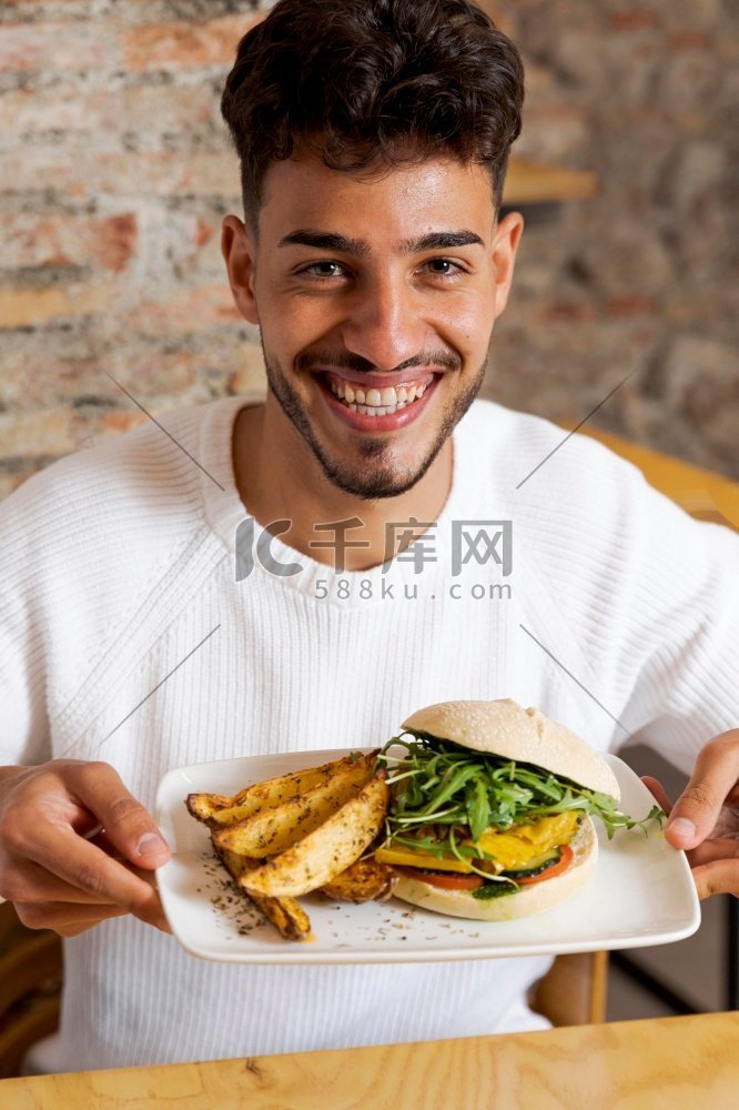 中枪男子拿着带食物的盘子