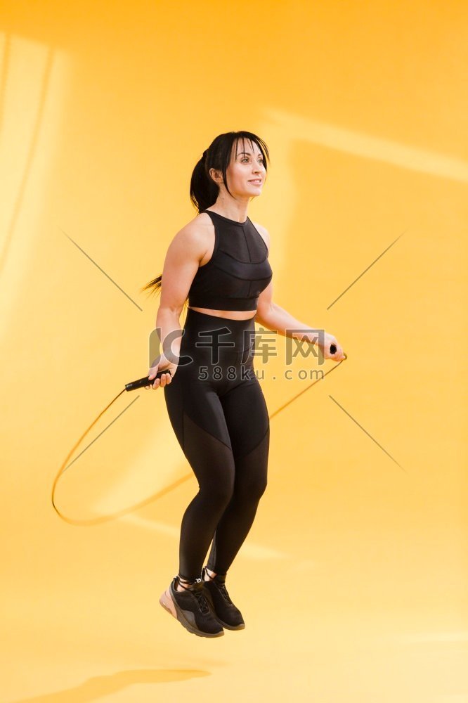 侧面视图运动女子健身衣跳绳