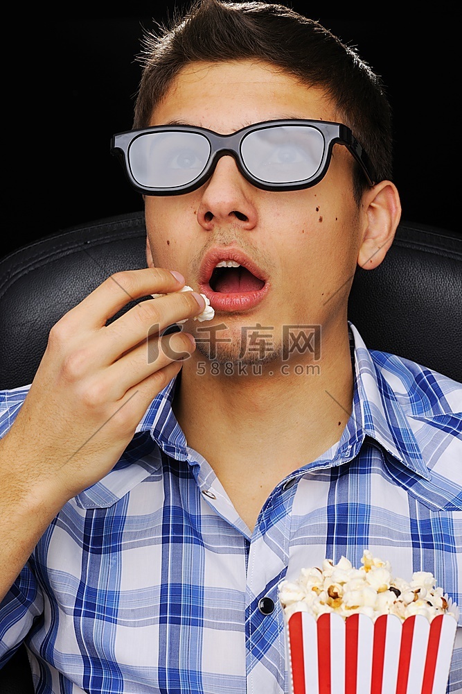 一名戴着3D眼镜的年轻人在电影