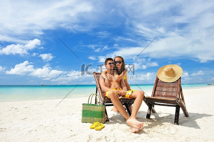 在热带海滩上的一对夫妇