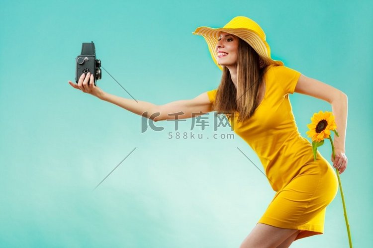夏天妇女穿着黄色衣服和帽子与向