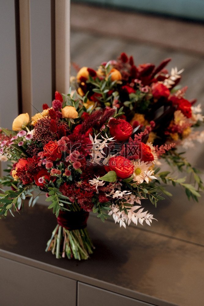 红色优雅的婚礼花束新鲜的天然花