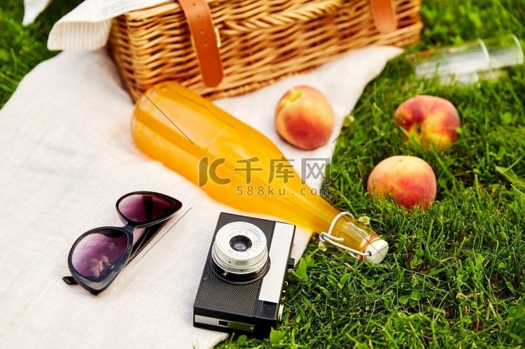  瓶子，果汁，太阳镜，相机