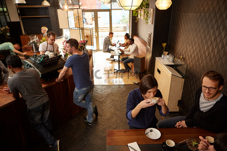 现代咖啡厅与客户