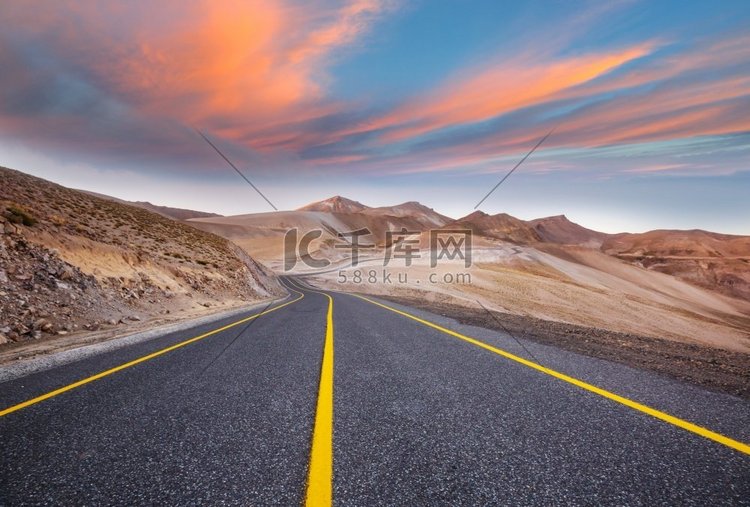 山上的风景路。旅行背景。