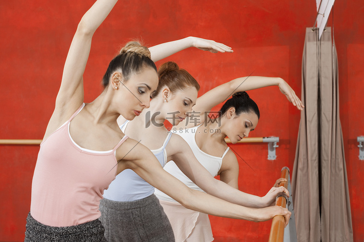 芭蕾舞演员表演在排在舞蹈工作室