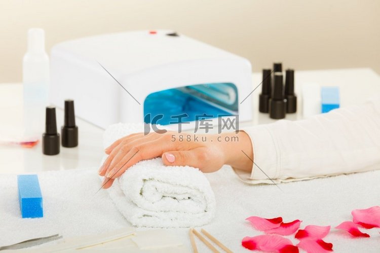 女人的手在毛巾上，等待凝胶混合