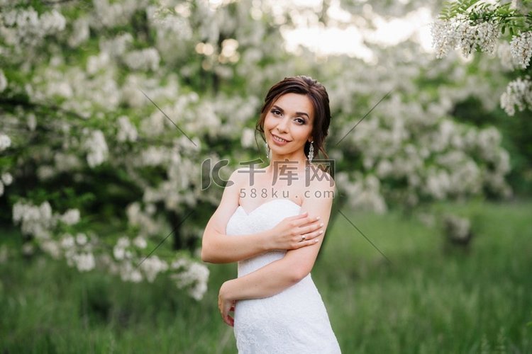 新娘在一个白色礼服与大春天花束