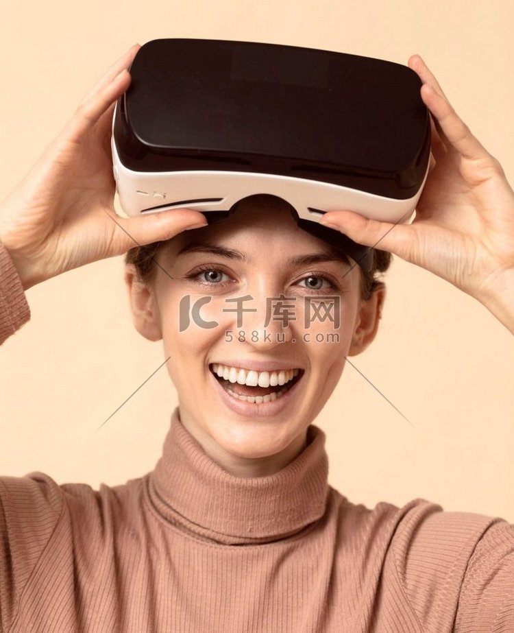 玩虚拟现实耳机的女子微笑
