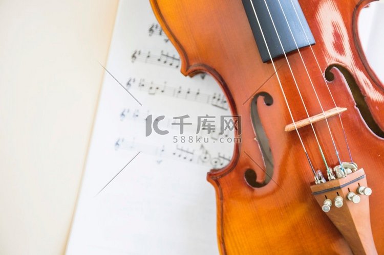 古典木制小提琴弦音符。高分辨率