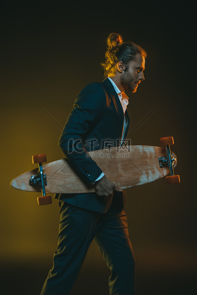 在运行与滑板的燕尾服的男人