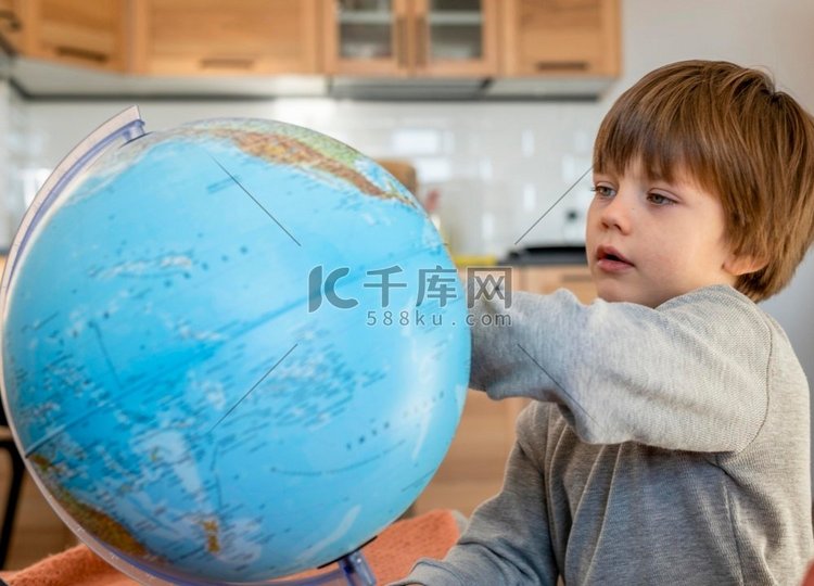 侧视图儿童看地球地球仪