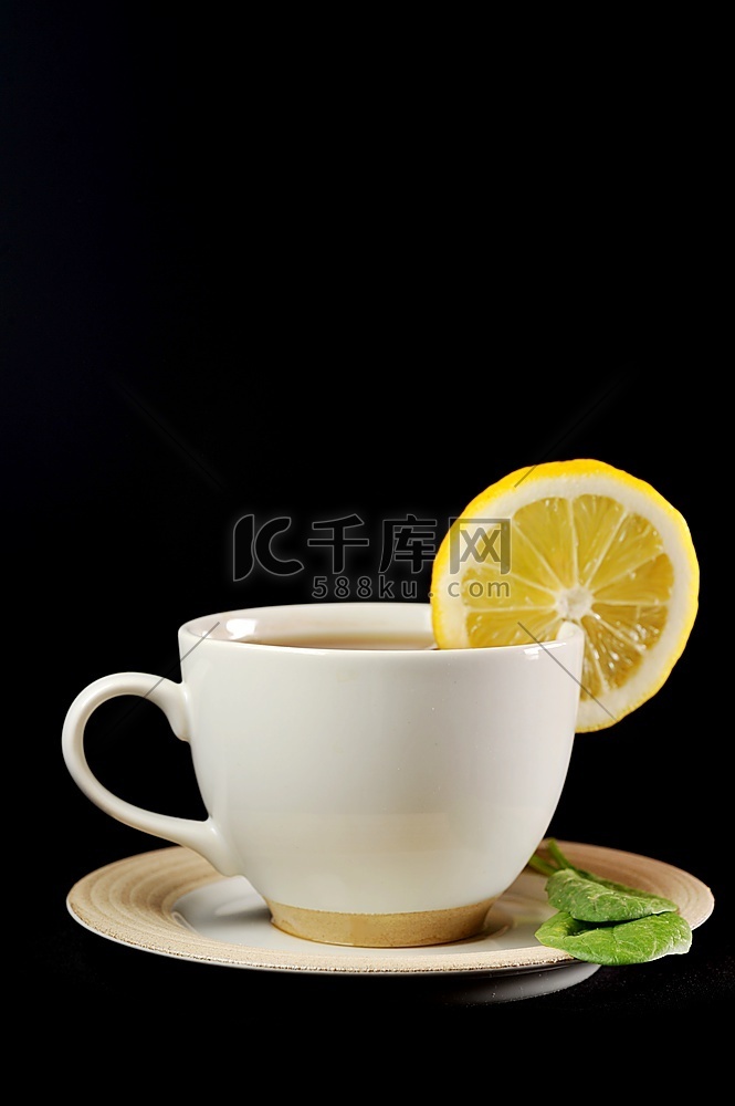 一杯加柠檬和绿叶的红茶