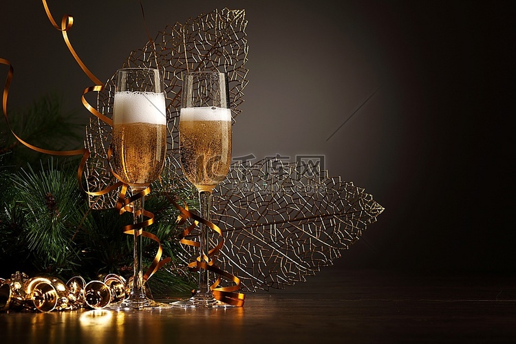 准备好迎接新年的两个香槟酒杯