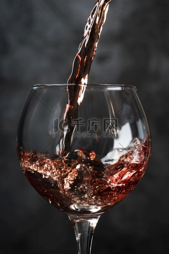 把葡萄酒倒进玻璃杯。分辨率和高