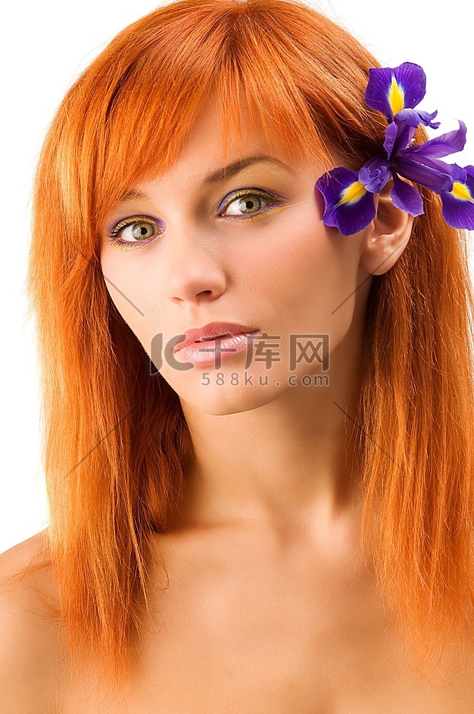 红头发的年轻女子的肖像，耳朵附