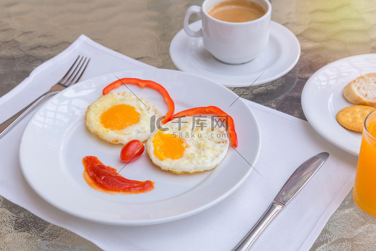 张快乐的脸，煎鸡蛋早餐