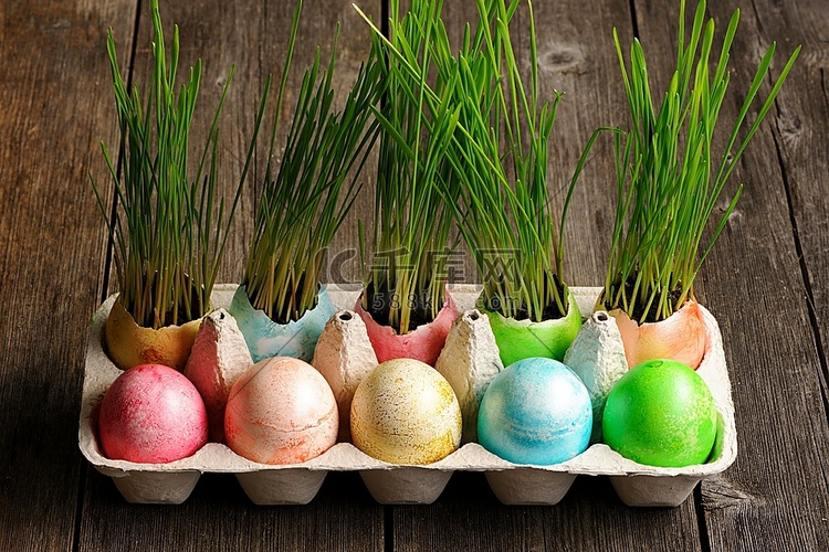 彩色复活节彩蛋在木桌