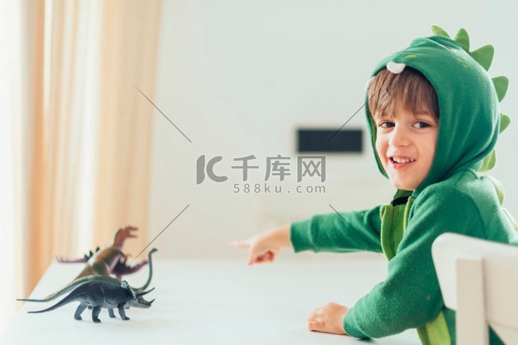 一个孩子在玩玩具恐龙